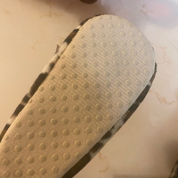 Leopard print toddler slippers size 5 - Picture 4 of 5